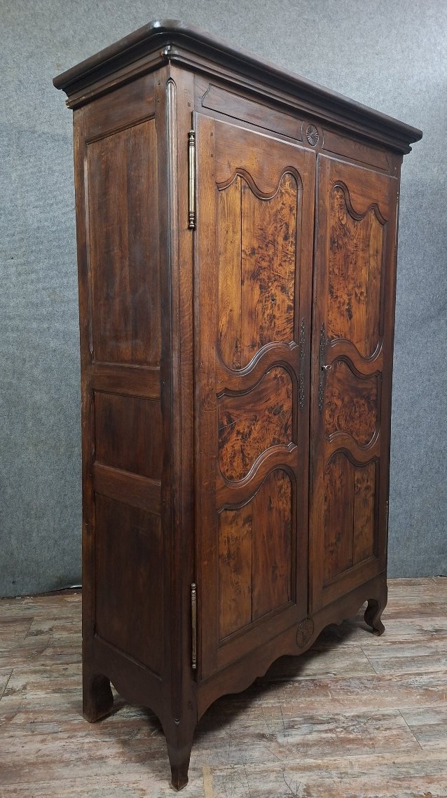 Armoire Bressanne en noyer et chêne massif, travail régional du XXᵉ siècle