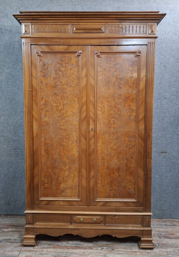 Armoire de mariage en noyer et placage de ronce, travail français fin du XIXeme
