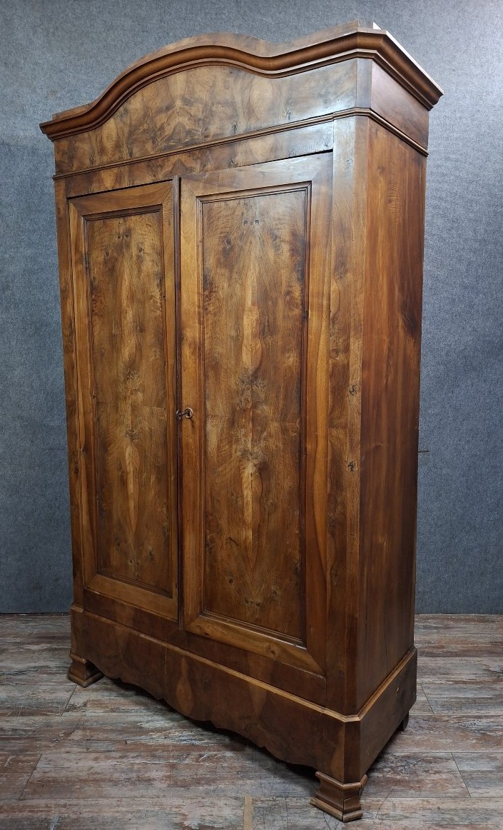 Armoire Louis-Philippe en noyer et placage de noyer, époque XIXᵉ siècle.