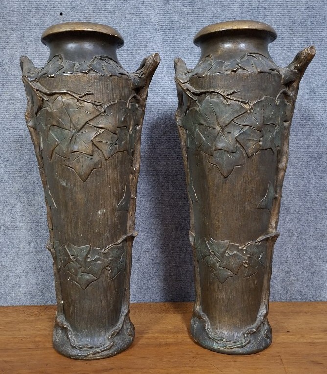 Paire de grands vases Art Nouveau en terre cuite à patine bronze.-photo-1