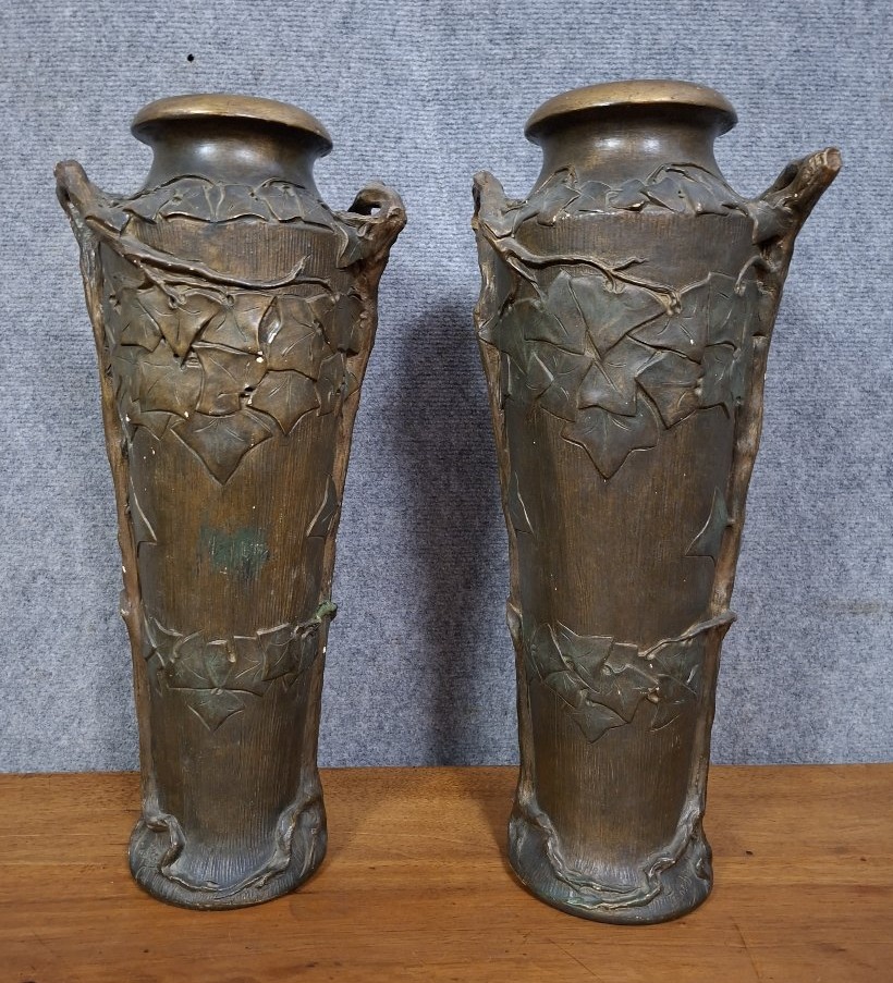 Paire de grands vases Art Nouveau en terre cuite à patine bronze.