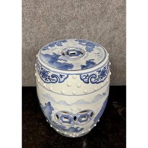 Chine Vers 1900 : Tabouret En Porcelaine Bleu Blanc, à Décor d'Un Paysage Lacustre Ajouré  