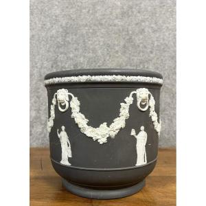 Large Wedgwood Earthenware Planter With Rotating Decor Of Antique Scenes  