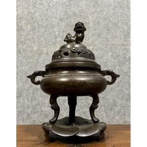  19th Century China: Tripod Incense Burner In Bronze With Brown Patina