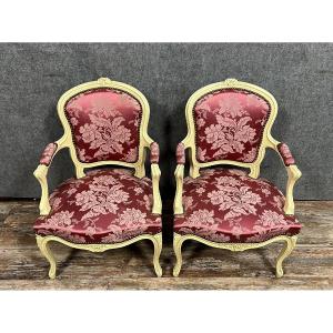 Paire De Fauteuils Cabriolets De Style Louis XV En Bois Laqué Et Sculpté