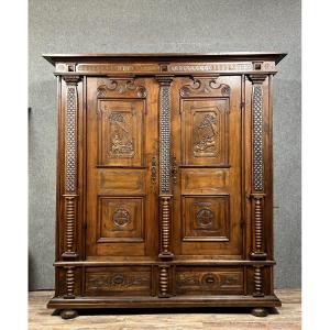 Travail Rhenan : Armoire En Bois Mouluré Et Richement Sculpté