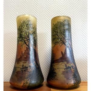 Paire De Vases Rouleau En Verre Teinté à Décor d'Un Paysage Lacustre Animé 