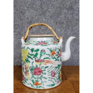 Asie XXeme : Theiére de forme ronde en porcelaine émaillée polychrome   