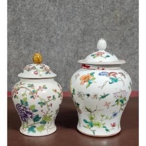 Asie XXeme : deux grandes potiches couvertes en porcelaine