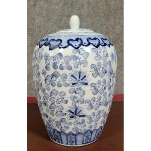 Asie XXeme :  très grand pot a gingembre en porcelaine  décors de fleurs et insectes