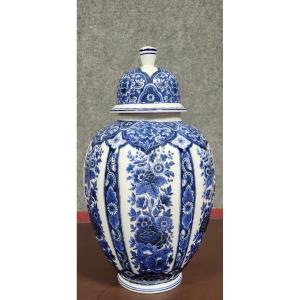 Asie XXeme :  très grand vase couvert en porcelaine  décors de fleurs