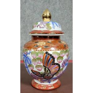 Asie XXeme :  très grande potiche couverte en porcelaine