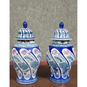 Asie XXeme : deux très grandes potiches couvertes en porcelaine