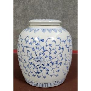 Asie XXeme :  pot couvert en porcelaine