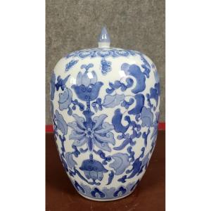 Asie XXeme :  grande potiche couverte en porcelaine