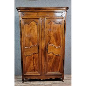 Armoire époque Louis XV du sud de la France en noyer massif 