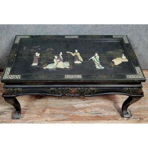 Asie XXeme : table de salon en laque noire a décors de scénes animées en pierres dures  