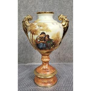 Grand vase Vintage en porcelaine a décors peints et réhauts de dorure 