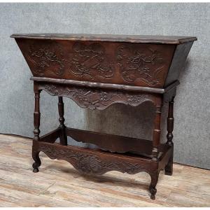 Maie Arlesienne de style louis XV en noyer sculpté 