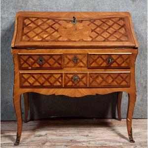Secrétaire Scriban galbé époque Louis XV en marqueterie