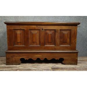 coffre en noyer époque XVIII eme.