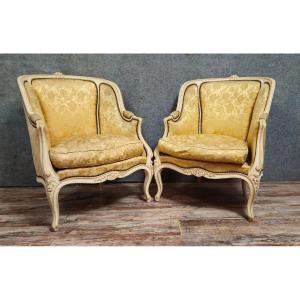 Paire de fauteuils bergéres style Louis XV – bois sculpté et tissu damassé