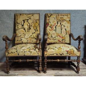 Paire de fauteuils anciens en bois sculpté – Tapisserie figurative aux petits points - XIXe sie