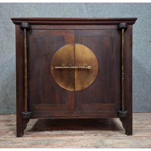 Buffet / meuble chinois ancien en bois avec ferrure en laiton / XXme