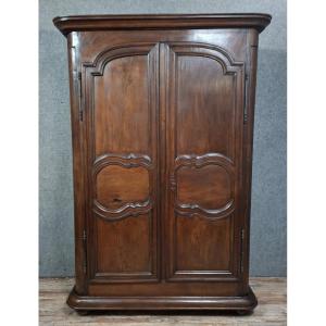 Armoire d’époque Louis XIII en noyer massif, travail provincial du XVIIe siècle.