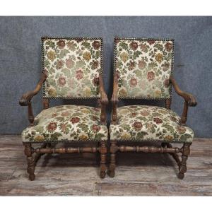 Paire de fauteuils à bras en noyer massif, travail français de style Louis XIII