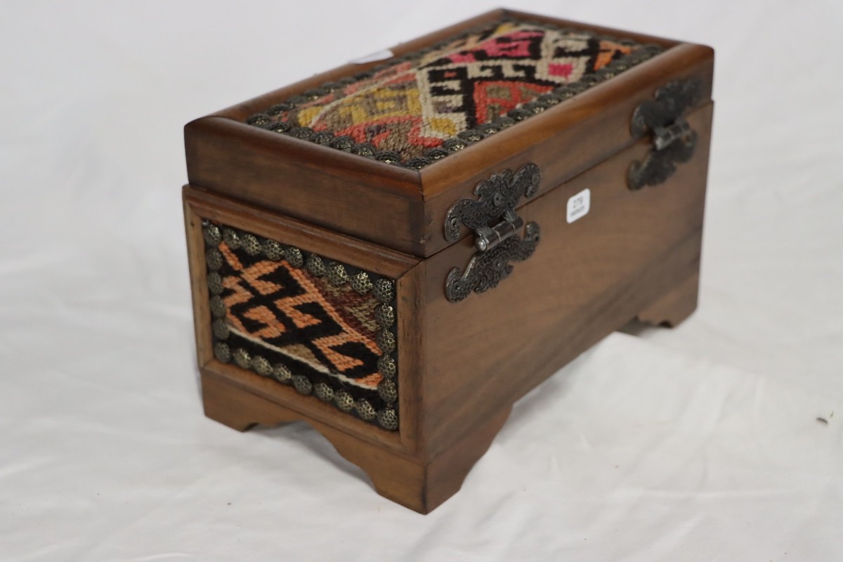 Wooden Box - Tapestry -photo-3