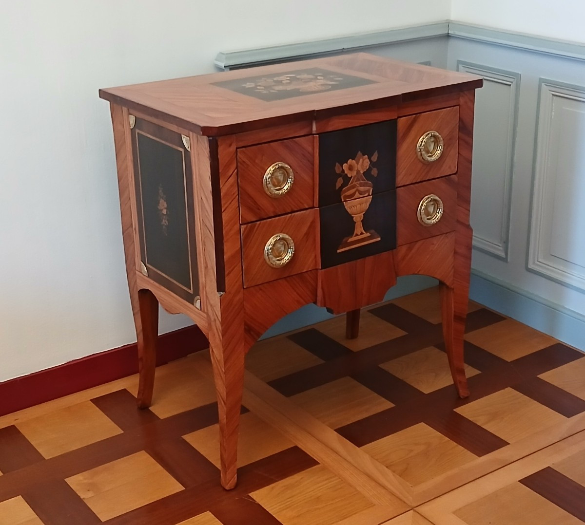 Commode d'Époque transition Louis XV-XVI, travail régional 
