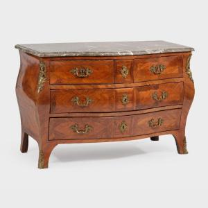 Commode tombeau époque Louis XV Estampillée de léonard Boudin (1735-1807)
