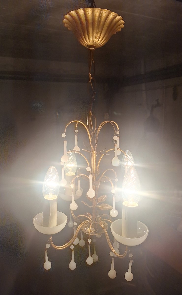 Petit luminaire italien de type baroque romantique vers 1970 à pampilles en opaline blanche -photo-2