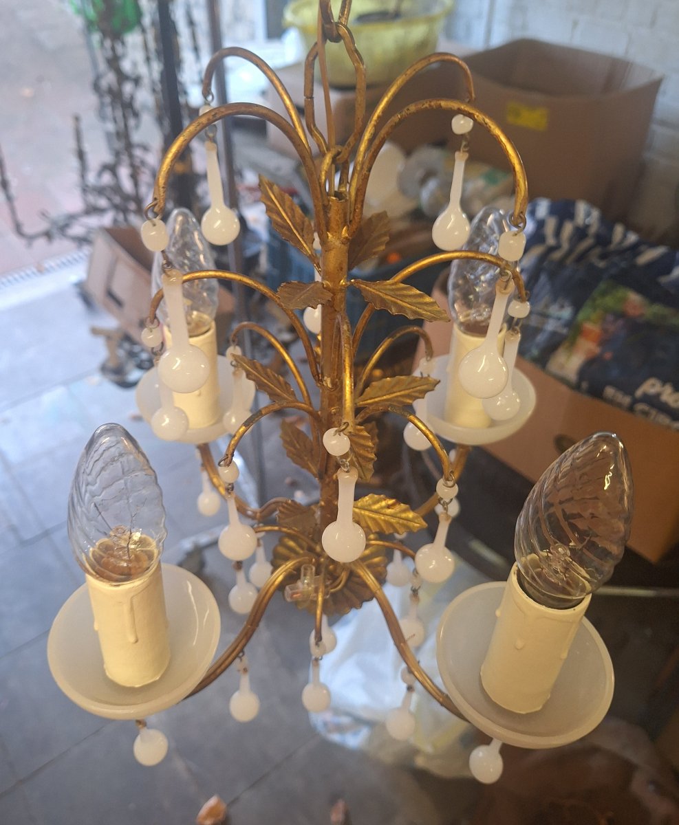 Petit luminaire italien de type baroque romantique vers 1970 à pampilles en opaline blanche -photo-1