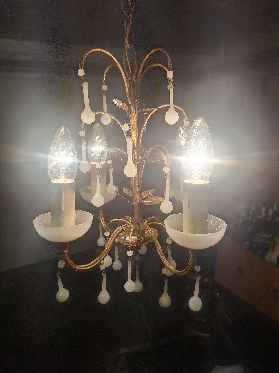 Petit luminaire italien de type baroque romantique vers 1970 à pampilles en opaline blanche 