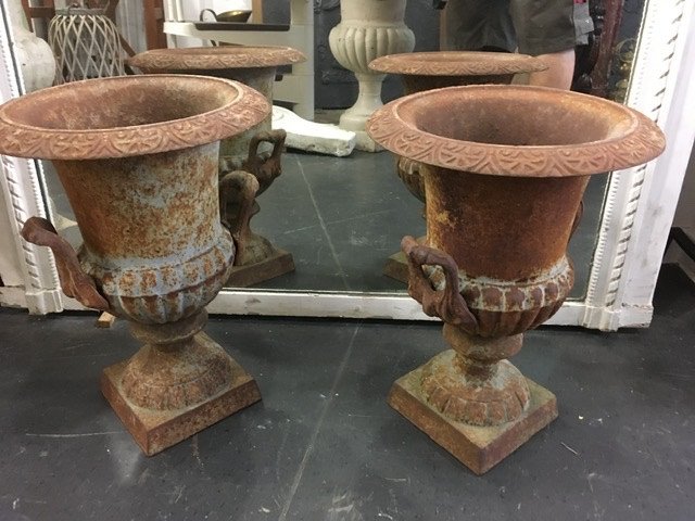 Paire De Vases En Fonte à Anses 