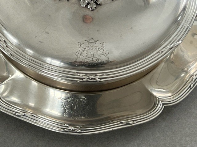 Ecuelle Couverte Sur Présentoir En Argent Massif Avec Blason Style Louis XVI-photo-2