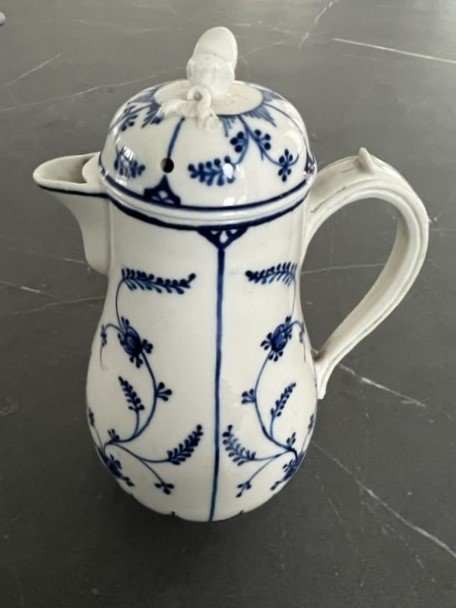 Petite Verseuse En Porcelaine De Tournai Décor  Immortelle de Saxe -photo-4