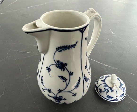 Petite Verseuse En Porcelaine De Tournai Décor  Immortelle de Saxe -photo-1
