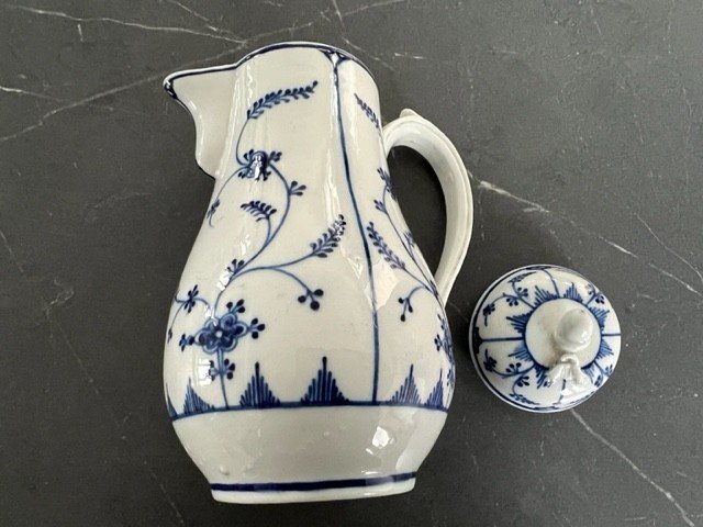 Petite Verseuse En Porcelaine De Tournai Décor  Immortelle de Saxe -photo-2
