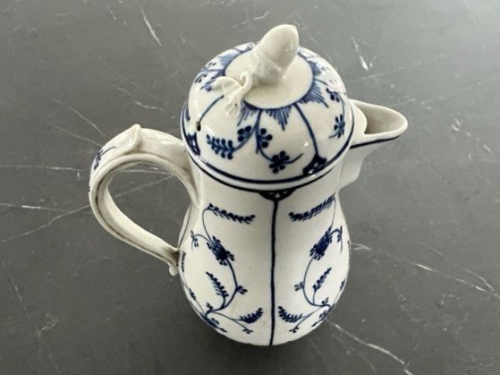 Petite Verseuse En Porcelaine De Tournai Décor  Immortelle de Saxe -photo-3
