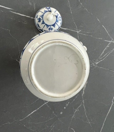 Petite Verseuse En Porcelaine De Tournai Décor  Immortelle de Saxe -photo-5
