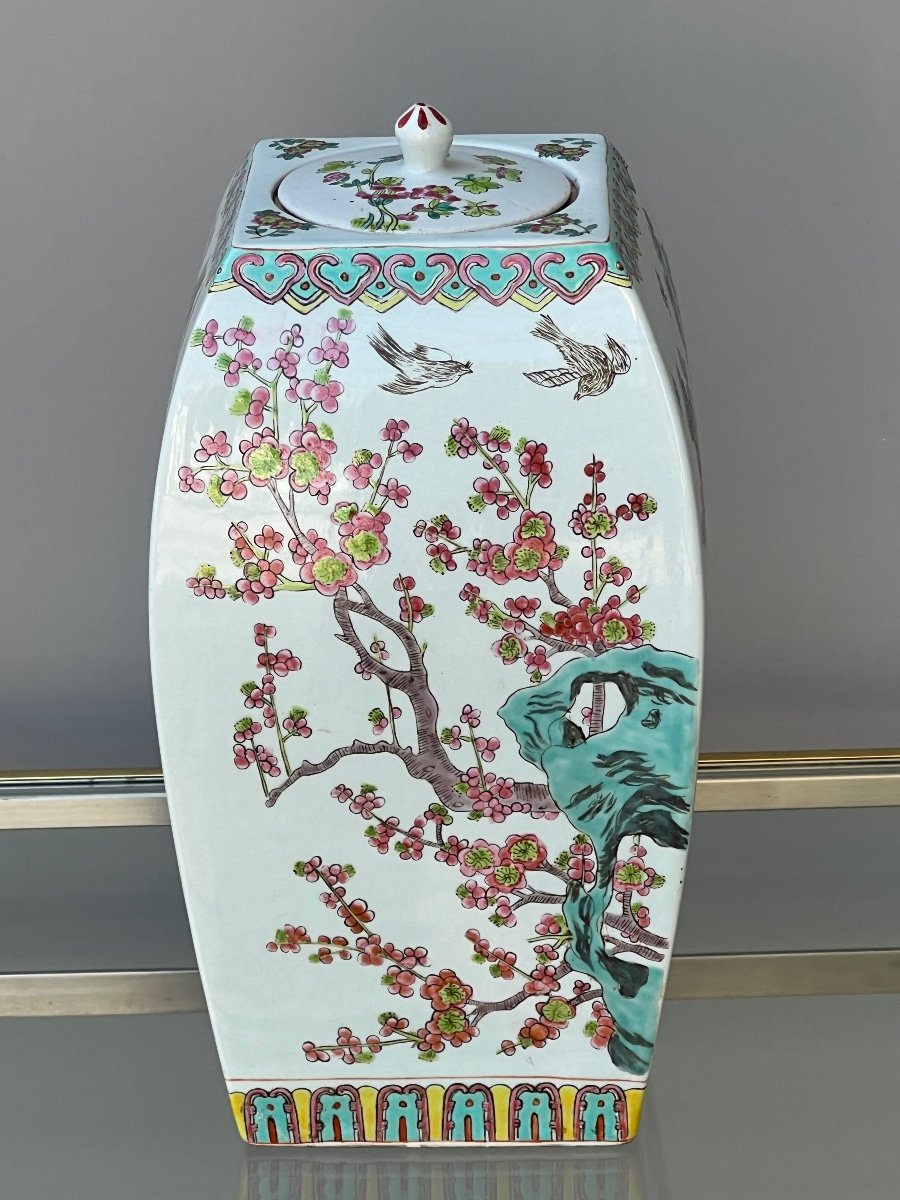 Covered Vase In Chinese Porcelain 20th Century Floral Decor -photo-1
