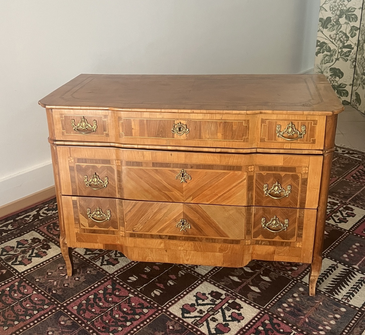 Commode Allemande  à Ressaut  Du  XVIIIème En Marqueterie 