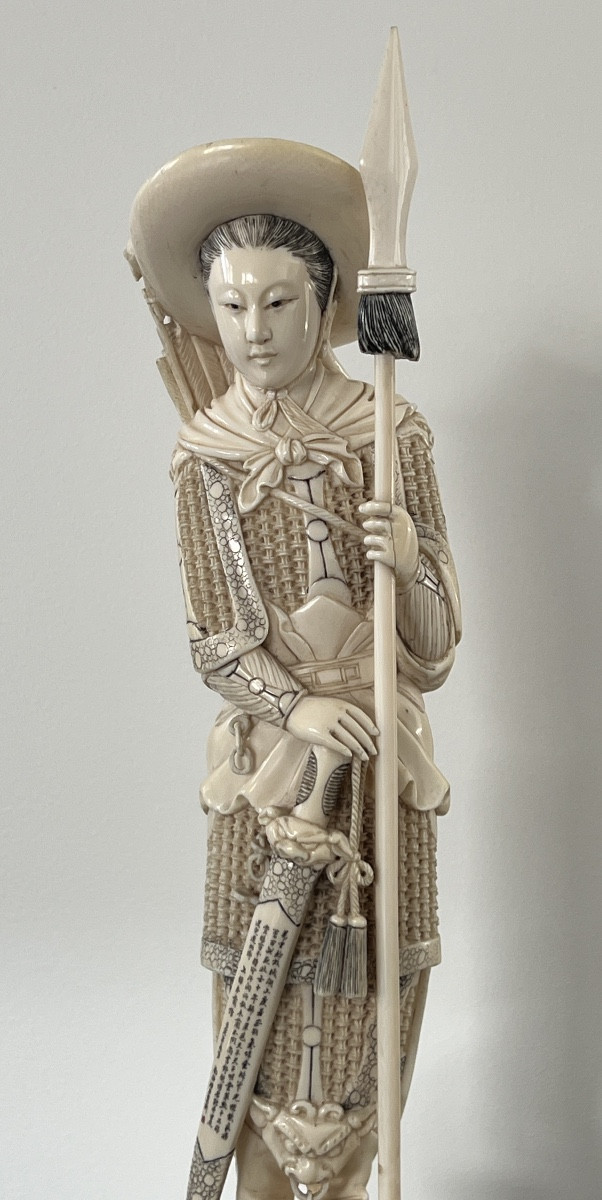 Sculpture Okimono en Ivoire Représentant un Guerrier Samouraï-photo-2