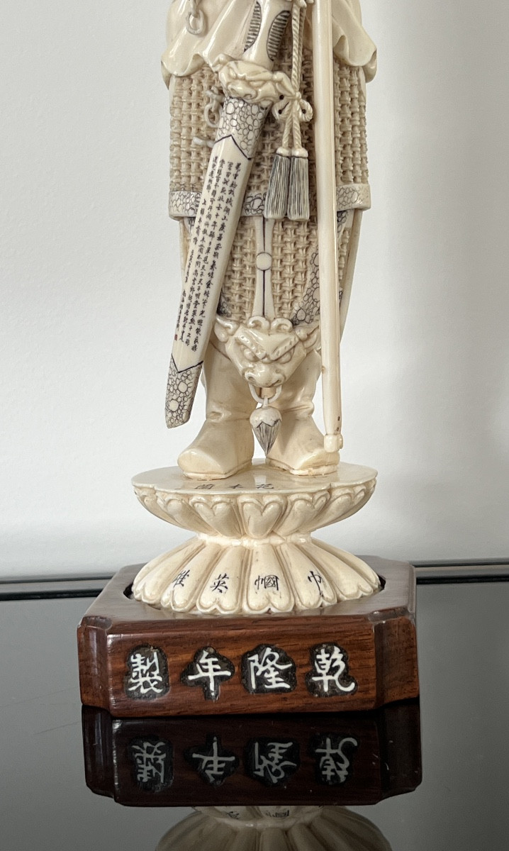 Sculpture Okimono en Ivoire Représentant un Guerrier Samouraï-photo-3