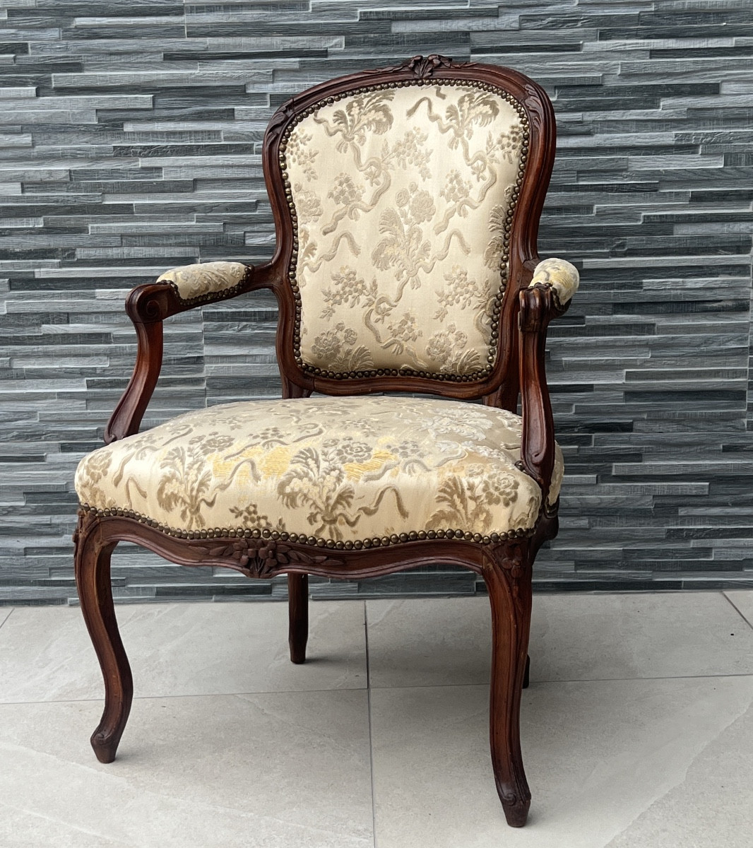 Fauteuil Cabriolet d'Epoque Louis XV en Noyer -photo-2
