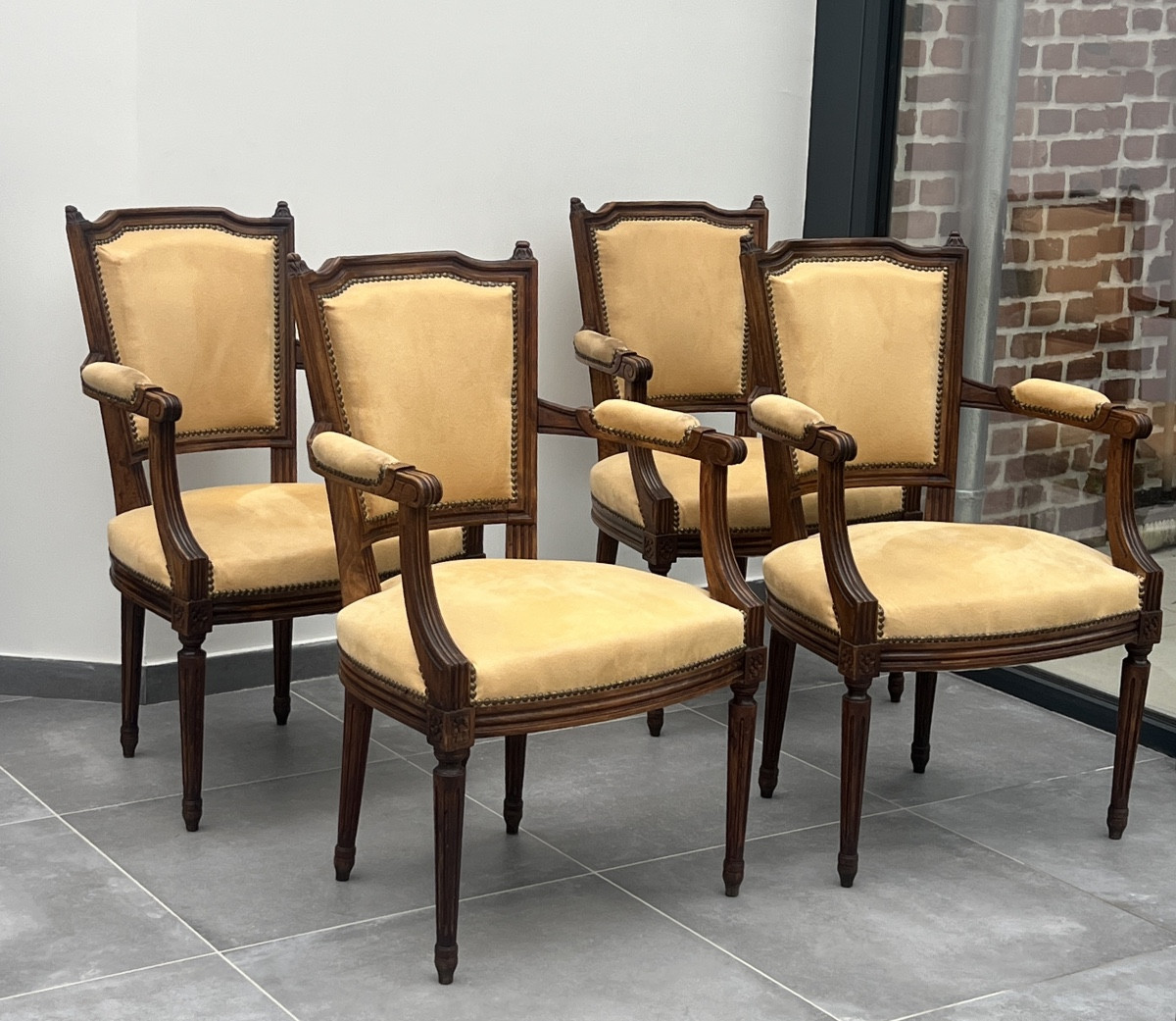 Suite de 4 Fauteuils de Style Louis XVI en Bois Naturel