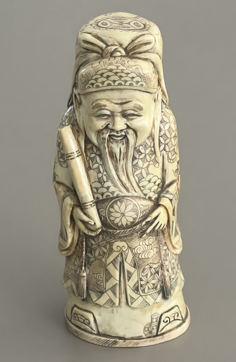 Okimono en Ivoire Sculpté Représentant un Sage  Chinois